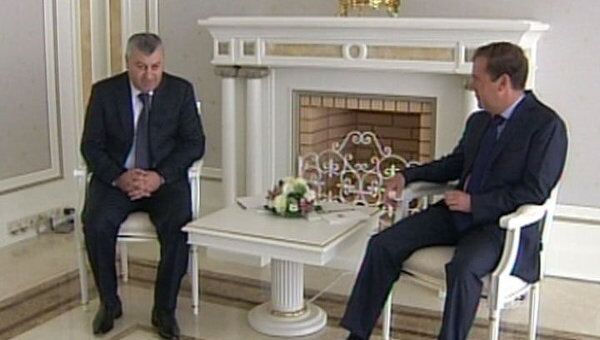 Кокойты поблагодарил Медведева за мужественные решения в августе 2008