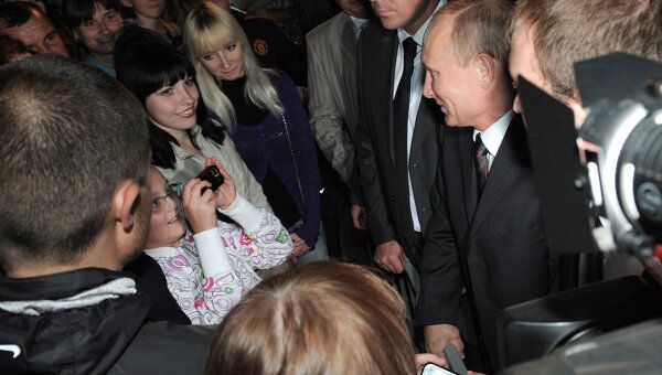 Владимир Путин общается с жителями города Смоленска