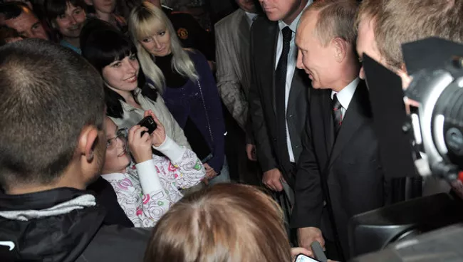 Владимир Путин общается с жителями города Смоленска