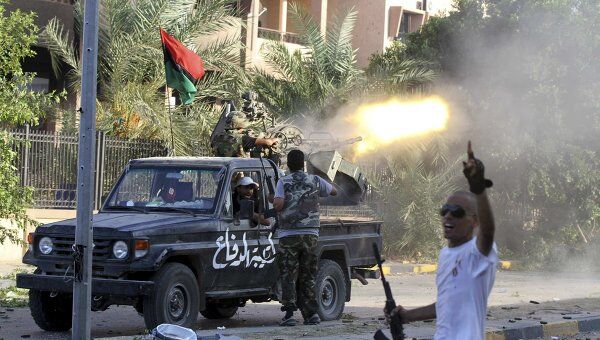 Ливийские повстанцы ведут огонь в Триполи 26 августа 2011 года