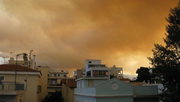 Мощный лесной пожар распространяется к востоку от Афин