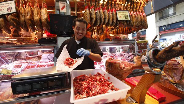 Торговец мясными изделиями на городском рынке Бокерия