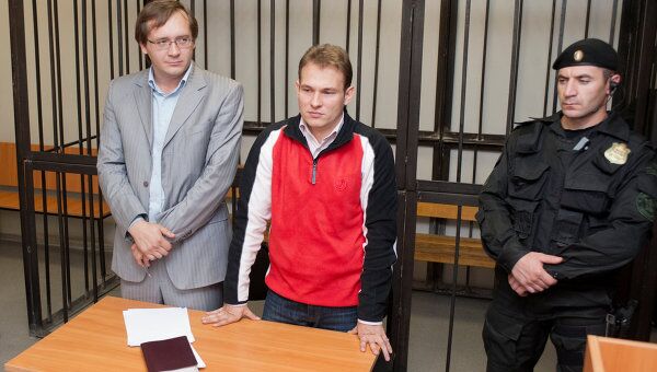 Адвокат Максим Шестопалов и депутат Екатеринбургской гордумы Максим Петлин (слева направо на втором плане), обвиняемый в получении взятки. Архив