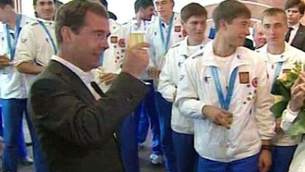 Медведев выпил шампанского со спортсменами за успех на Универсиаде-2011