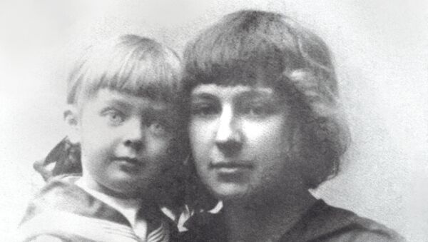 Марина Цветаева с дочерью Алей. 1916 год. Архивное фото