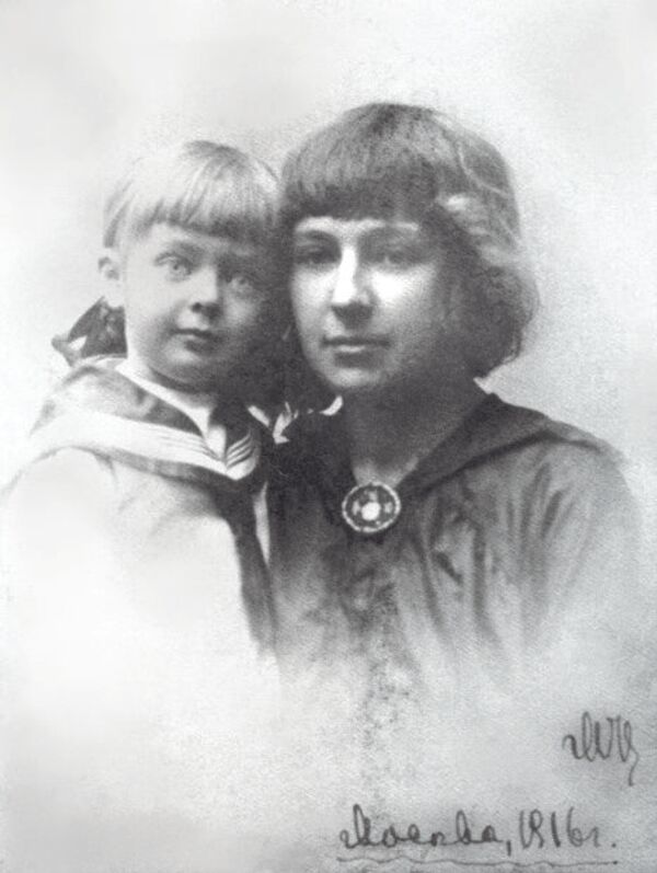 Марина Цветаева с дочерью Алей. 1916 год