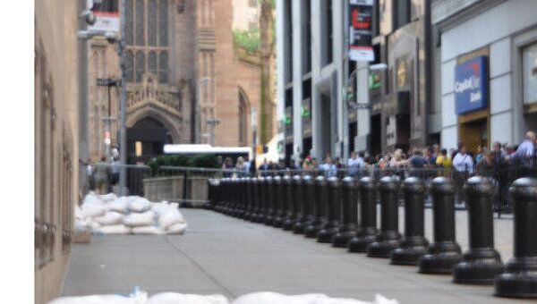 Канализационные решетки рядом со зданием Нью-Йоркской фондовой биржей обложены мешками с песком