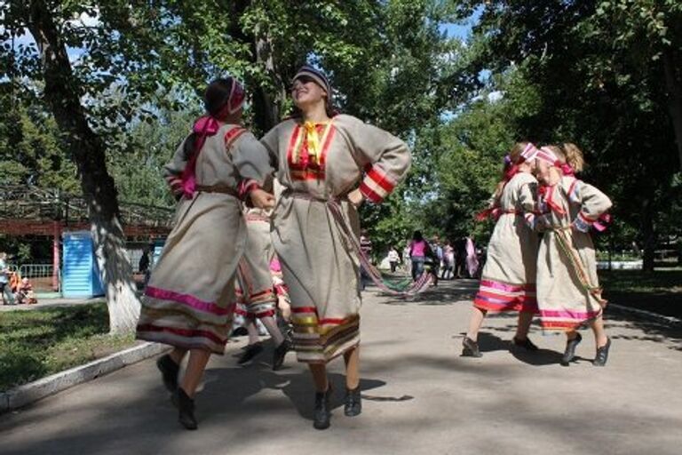 русские-народные пляски веселили собравшихся