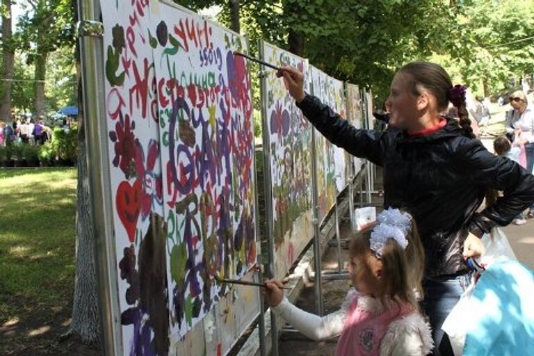 Каждый желающий мог оставить свой рисунок на память городу