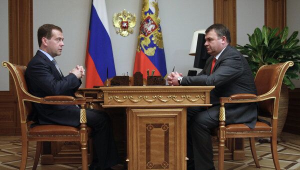 Президент России Дмитрий Медведев и министр обороны России Анатолий Сердюков. Архив