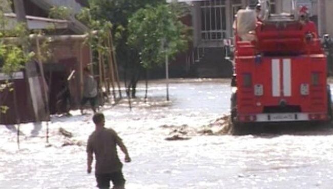 Потоки грязной воды затопили часть Грозного после прорыва дамбы