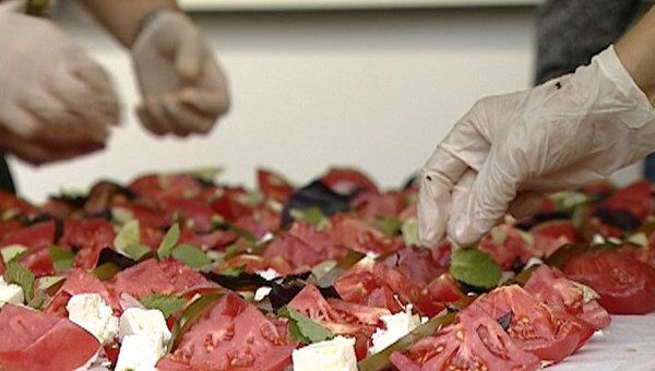Мясо sous vide и салат из арбуза с томатами на празднике еды в Москве 