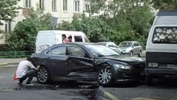 Volkswagen и Mazda не поделили дорогу на московском перекрестке