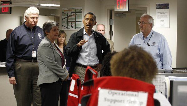 Президент США Барак Обама говорит об урагане Айрин во время визита в Национальный Координационный Центр Реагирования
