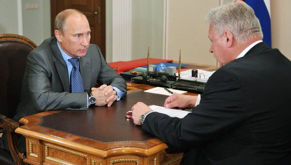 Премьер-министр РФ Владимир Путин проводит рабочую встречу с Михаилом Шмаковым