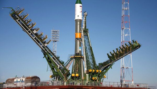 Вывоз и установка на старт ракеты Союз-У с транспортным грузовым кораблем Прогресс М-08М. Архив