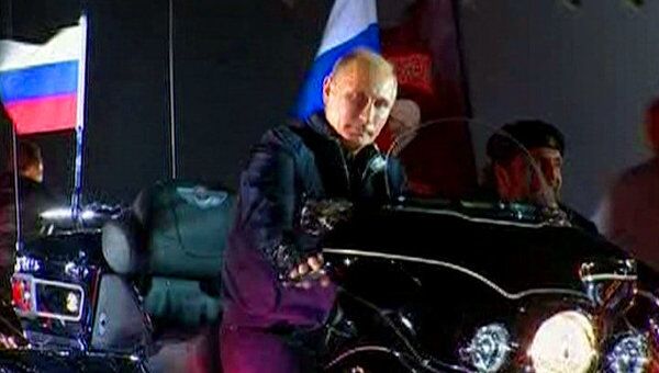 Путин приехал на слет байкеров на мотоцикле под гимн Ночных волков