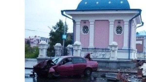 Автомобиль врезался в ограждение часовни в центре Томска 