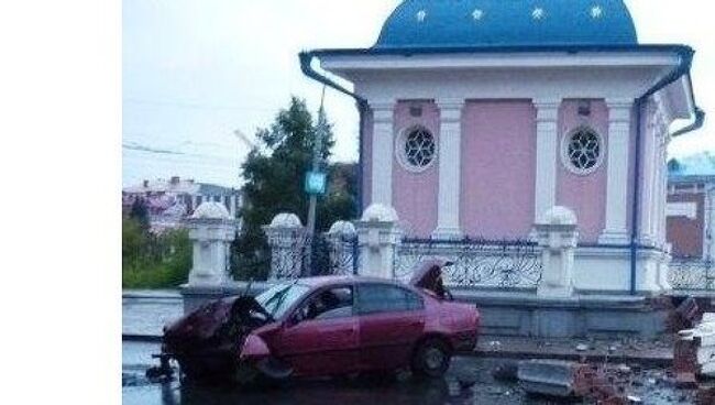 Автомобиль врезался в ограждение часовни в центре Томска 