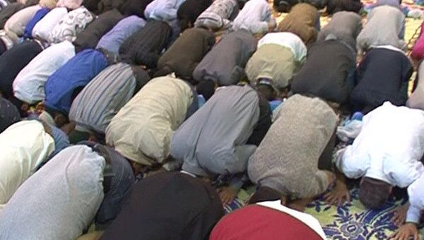Десятки тысяч мусульман отмечают Ураза-байрам в Москве