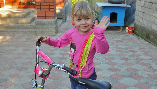 Трехлетняя Соня Куливец вернулась домой после установки протеза в Германии