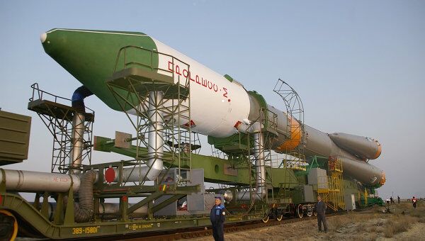 Подготовка с запуску грузового космического корабля Прогресс М-65. Архив