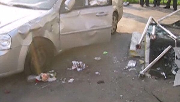 Chevrolet сбил людей на остановке и врезался в магазин в Москве