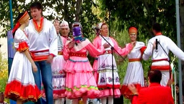 В День Республики Татарстан челнинцев поздравлял мэр на велосипеде и уличные танцоры