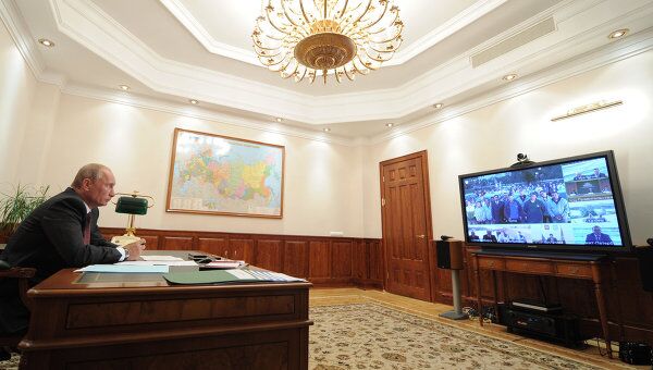 Премьер-министр РФ В.Путин провел видеоконференцию по вопросам дорожного строительства