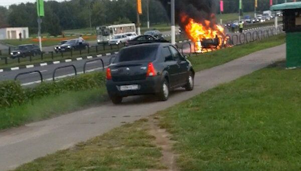 Автомобиль загорелся в крупном ДТП на юге Москвы