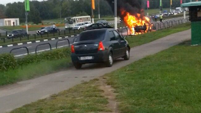 Автомобиль загорелся в крупном ДТП на юге Москвы