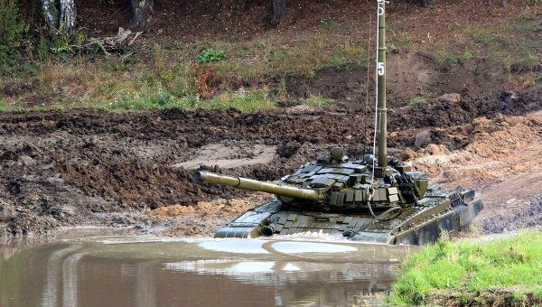 Военнослужащие на учениях на Урале потренируются управлять танками под водой
