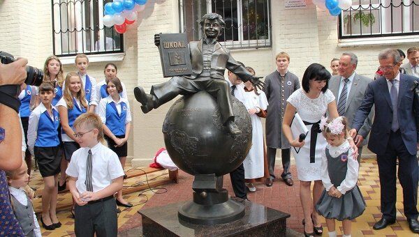 Памятник первокласснику открыли в Ростове-на-Дону