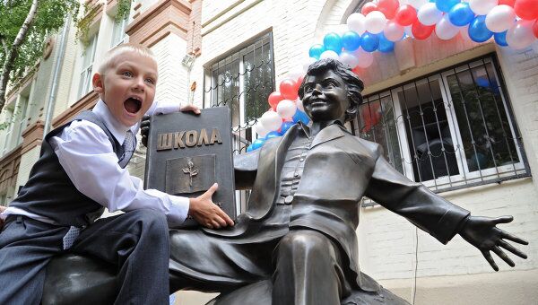 Памятник первокласснику установлен во дворе городской гимназии в Ростове-на-Дону