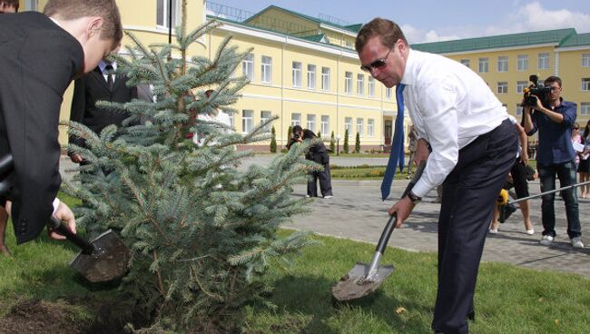 Президент РФ Д.Медведев посетил в день открытия Ставропольское президентское кадетское училище