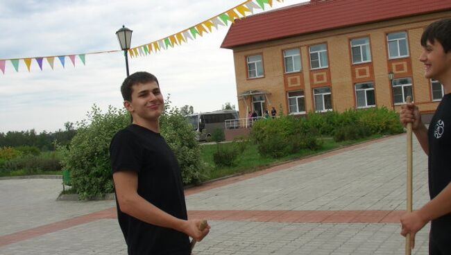 Давид Цирихов убирает с одноклассниками территорию лицея