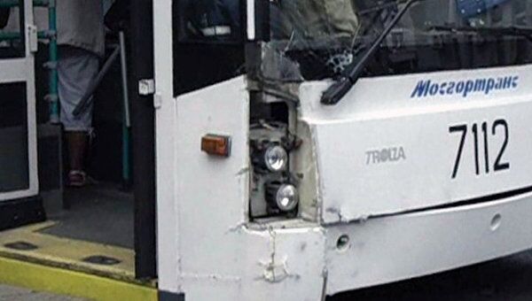 Фургон МЧС врезался в троллейбус  в центре Москвы