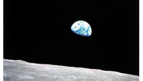 Восход Земли, наблюдаемый с Луны. Архивное фото