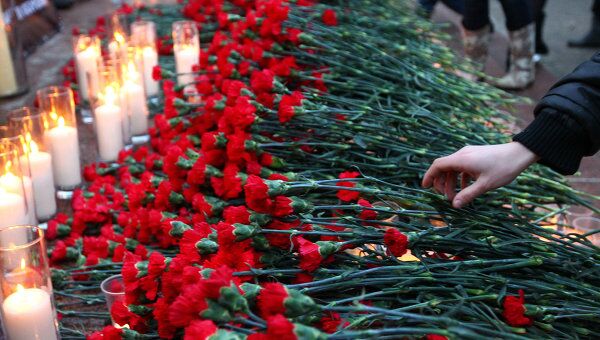 Цветы и свечи в память погибших при теракте