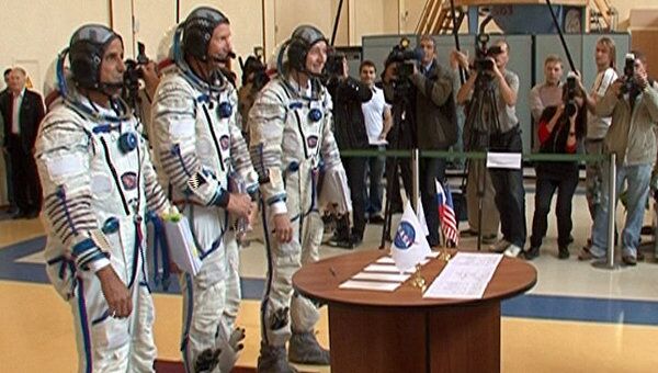 Новый экипаж МКС сдает экзамены, но не знает когда полетит в космос