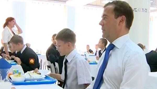  Медведев пообедал макаронами с рыбой в столовой кадетского училища