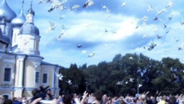 Жители Вологды простились с летом, выпустив в небо сотни белых голубей