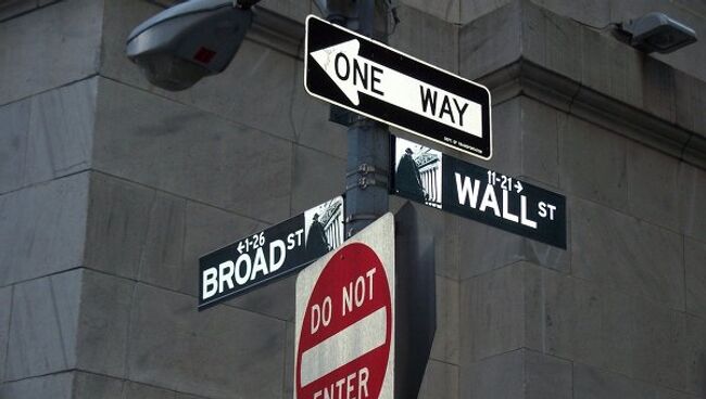 Знак STOP у здания Нью-Йоркской фондовой биржи на Уолл-стрит. Архивное фото