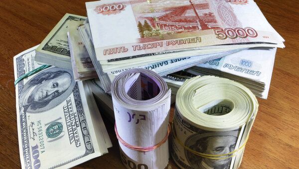Денежные купюры: рубли, евро и доллары США. Архив