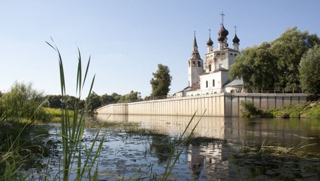 Ансамбль Троицкой и Введенской церквей на берегу реки Теза в Холуе