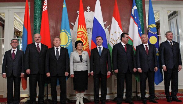 Президент РФ Д.Медведев провел встречу глав государств - участников СНГ