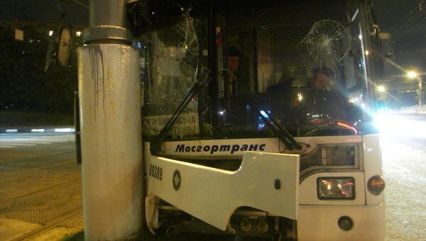 Поздно вечером на юге Москвы рейсовый автобус совершил наезд