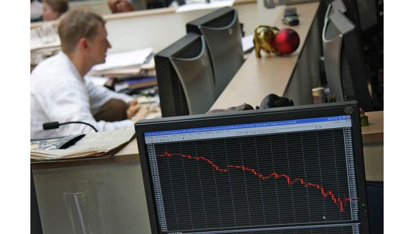 Российские биржи начали торги понедельника снижением индексов