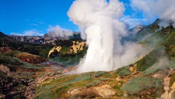 В кальдере вулкана Узон на Камчатке заработал новый гейзер