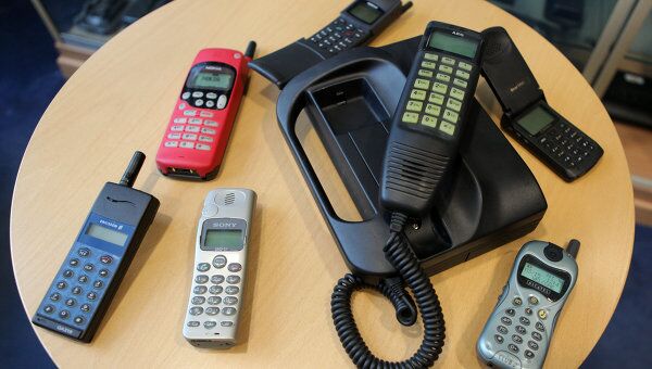Разные модели сотовых телефонов из коллекции МТС
